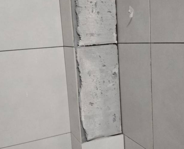 平顺瓷砖空鼓维修公司分享下瓷砖施工前基层浇水润湿程度不足，可能导致以下问题