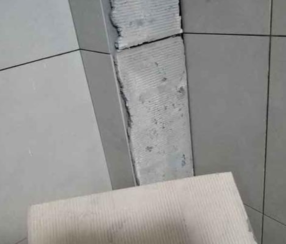 平顺瓷砖空鼓维修公司分享下厨房瓷砖脱落的补救措施。